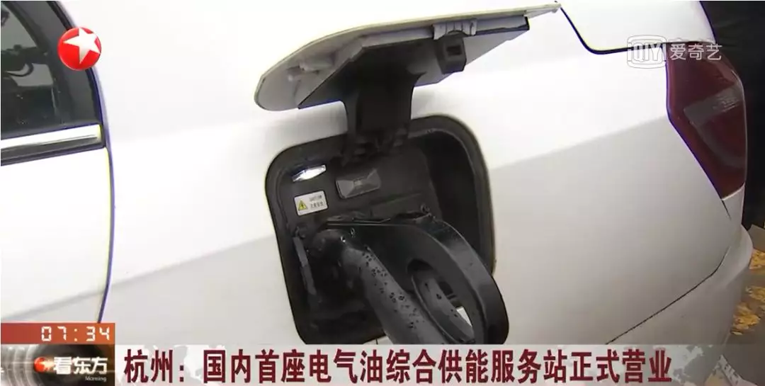 球王会体育官网精彩亮相国内首座电气油综合供能服务站03.jpg